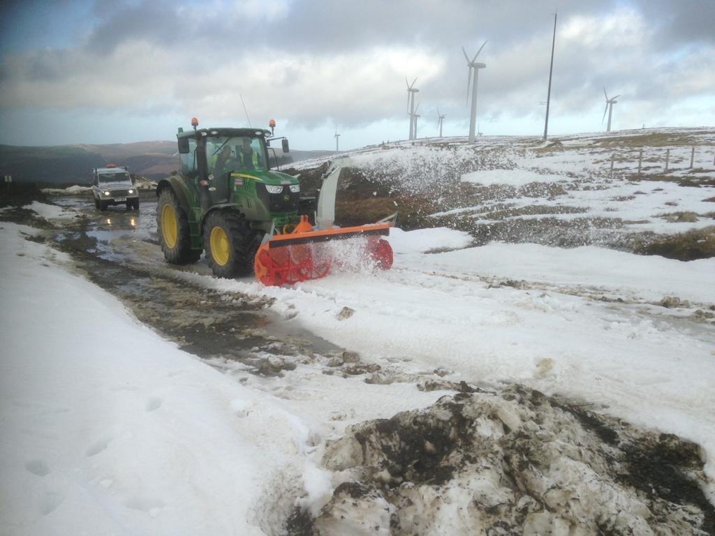 #windfarm #snowclearance #tractorhire #johndeere #fueltanker #fuelbowsers #planthire #bookupnow #organisation