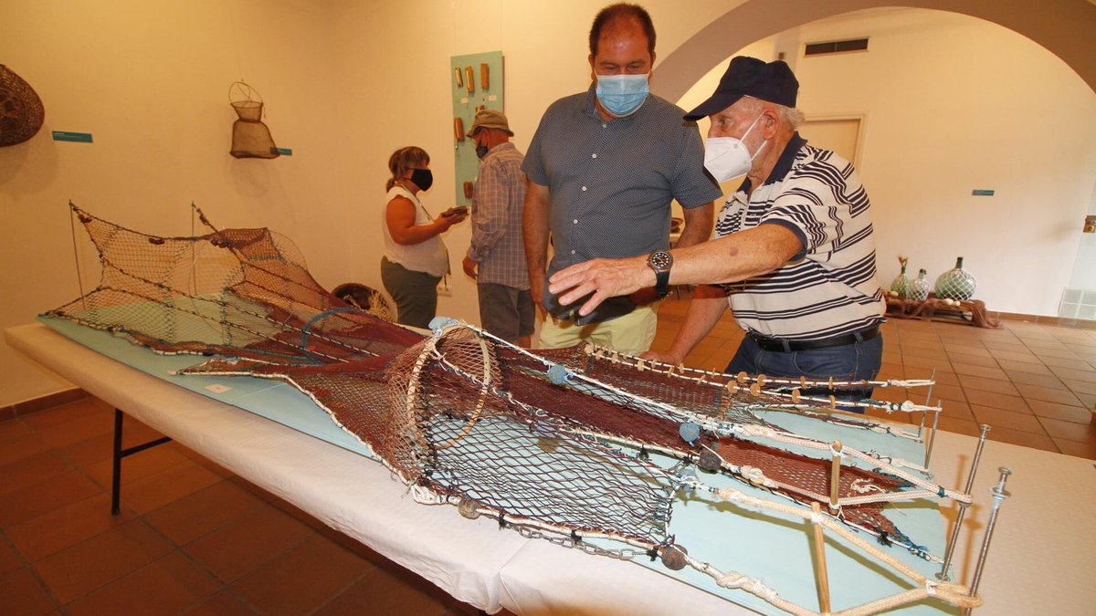 Blanes_cat's tweet photo. Notícia: La mostra ‘Mare Nostrum’ d’Antoni Viñas inunda de sons de mar i arts de pesca la Sala García Tornel de @Blanes_cat . L’ha realitzat el descendent d’una família de pescadors, testimoni d’un ofici artesà: apedaçar xarxes
https://t.co/hEZvkOsxTz #tradicions #oficisartesans https://t.co/iHj2QZj6ES