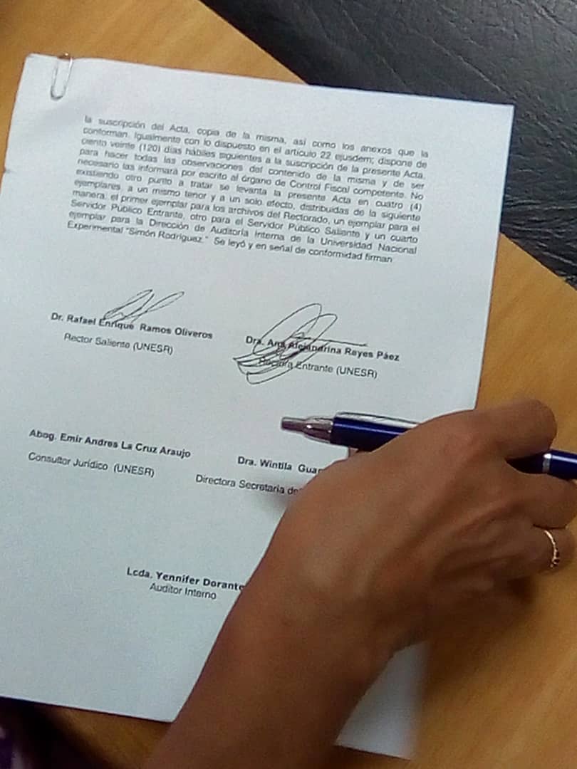Gustavo46083105's tweet photo. Bienvenida la Dra. Alejandrina Reyes de nuevo al Rectorado de la Universidad Nacional Experimental "Simón Rodríguez". Gran compromiso en tiempos de pandemia. Venceremos! https://t.co/oAT9KbHrDA