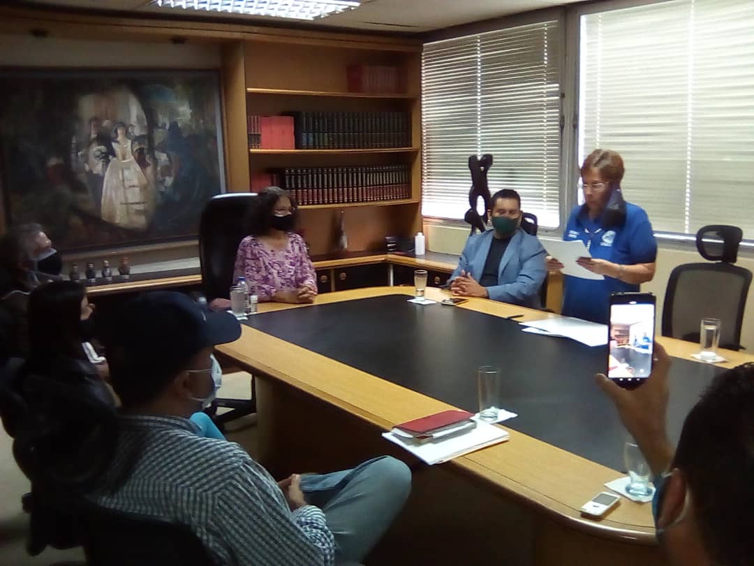 Gustavo46083105's tweet photo. Bienvenida la Dra. Alejandrina Reyes de nuevo al Rectorado de la Universidad Nacional Experimental "Simón Rodríguez". Gran compromiso en tiempos de pandemia. Venceremos! https://t.co/oAT9KbHrDA