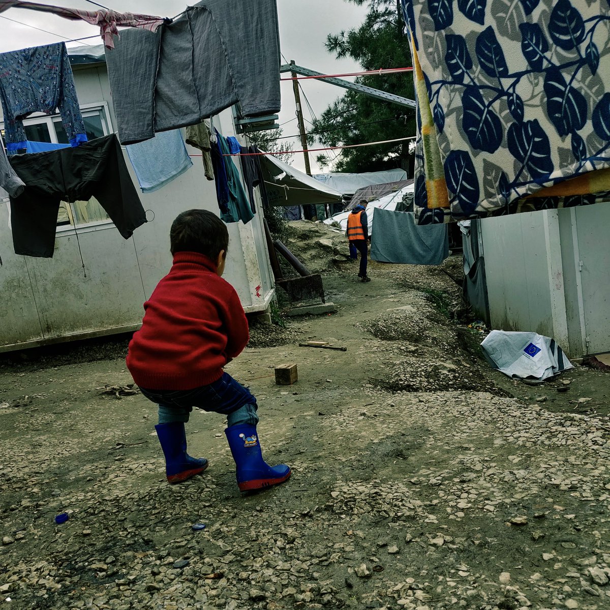 NOPFilms's tweet photo. El campo de #refugiados más grande de Europa, #Moria, ha ardido entero esta noche en #Lesbos, uno de los lugares más duros donde hemos trabajado.
Se va el verano y llega el frío para los huesos de miles de almas que buscan sobrevivir, huyendo de países en los que no se puede. https://t.co/07ujas2sQA
