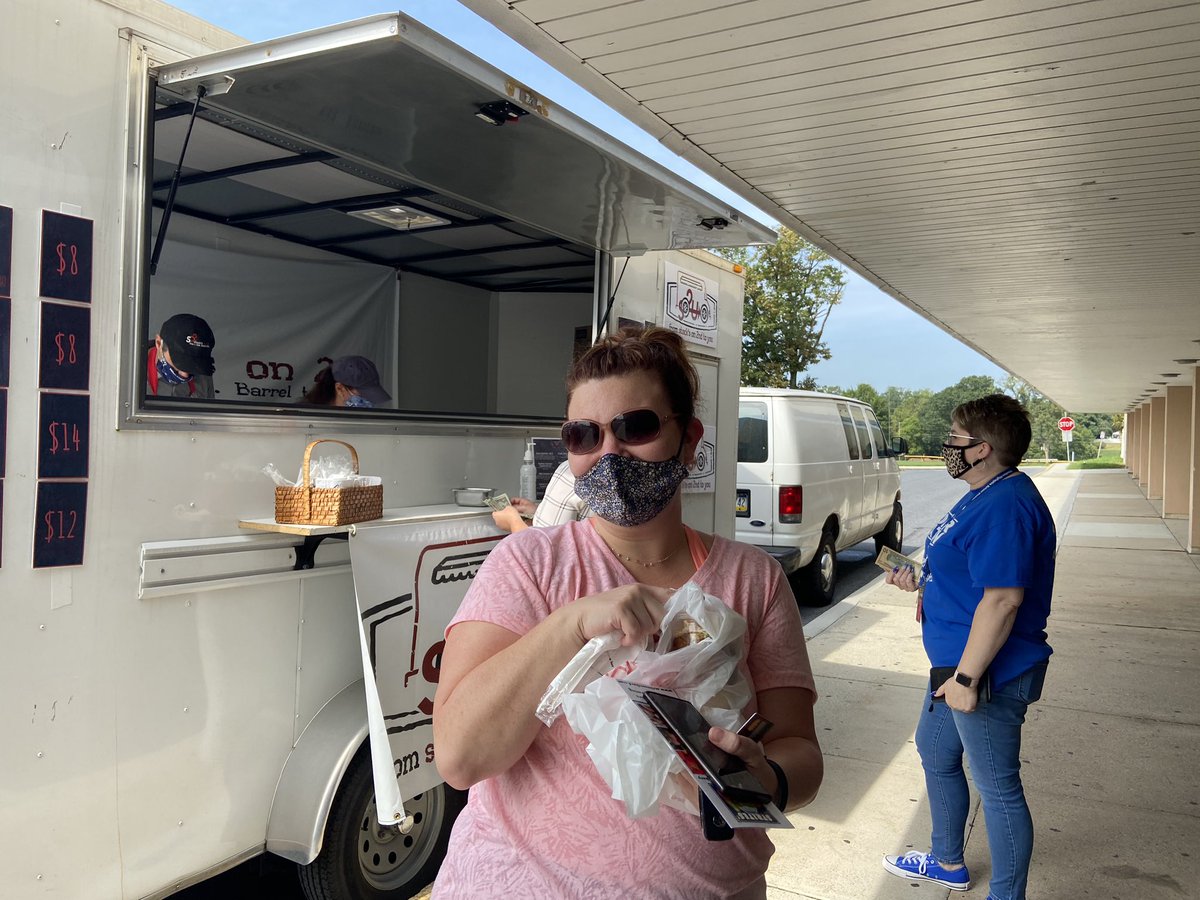 Jmorrisonart's tweet photo. Thank you stocks on 2nd and Strites Orchard for bringing your food truck and fresh veggies to the staff for lunch ....and bonus!!! Proceeds benefit Science initiatives!!❤️❤️❤️ https://t.co/9UuehQHPb6