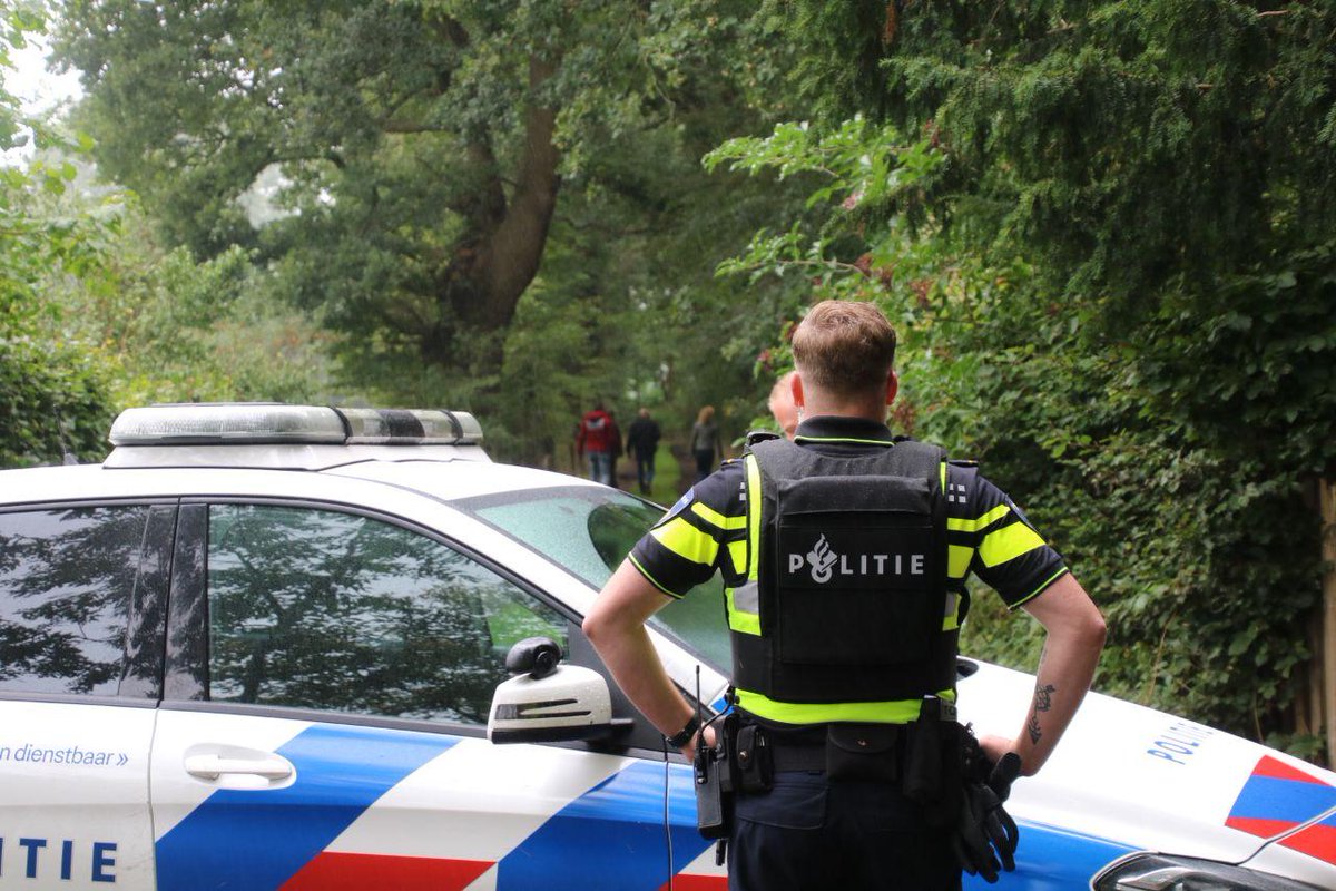 Foto-Update: Gebied afgezet en bewaakt door politie na wapenvondst in bos in Zwolle .