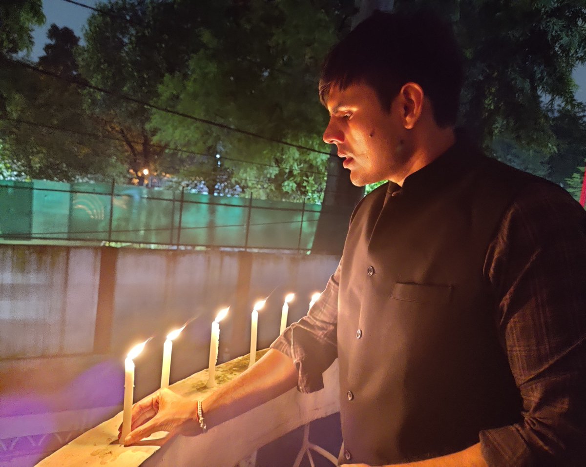 anil100y's tweet image. क्योंकि ये युवाओं की बात है इसलिए मैं 
#9बजे9मिनट 
9 मोमबत्तियां जलाकर इस मुहीम का समर्थन करता हूं