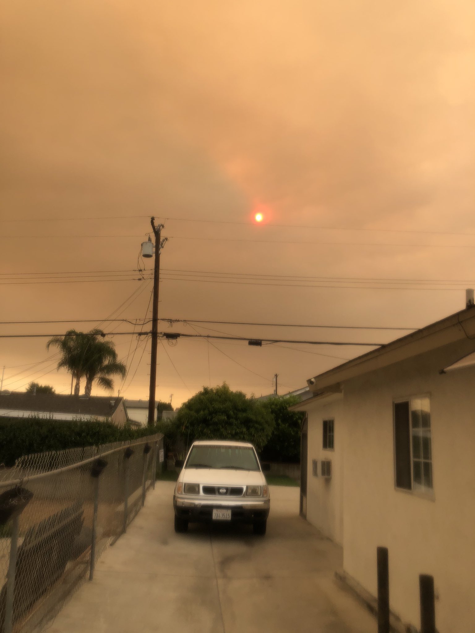 2 pic. @nplareau Blood sun 8:30am 09/09/2020 la puente #ASHFALL https://t.co/4ozVfaZYFz