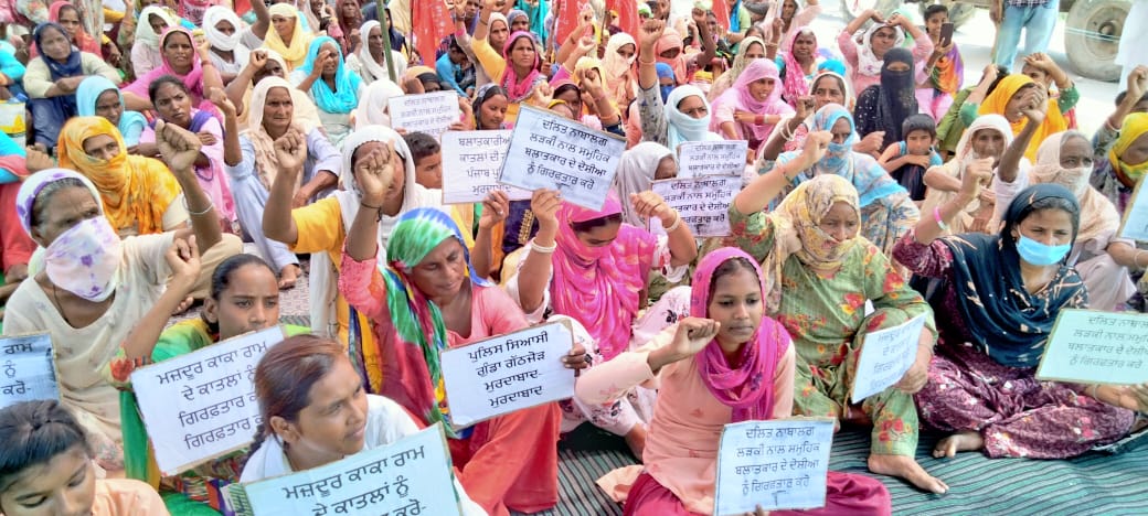NeelkamalTOI's tweet photo. Entire India occupied wid @KanganaTeam #Rhea cases, no mention or discussions 4 minor rape victim in Pb even as 100s women, girls on protest for 3 days, nw to protest at 
@PunjabGovtIndia FM office on Sep 17 demanding accused arrest @NCWIndia @capt_amarinder @LicypriyaK https://t.co/4p6WWKCLYG