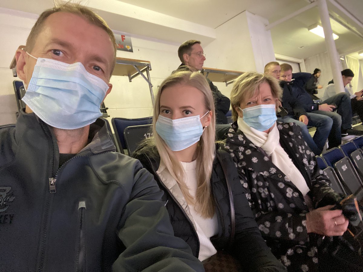 Vastuullisesti 3 sukupolven voimin Hakametsässä. Pieni panos, että saataisiin liiga käyntiin. #liiga #Lukko #ilves