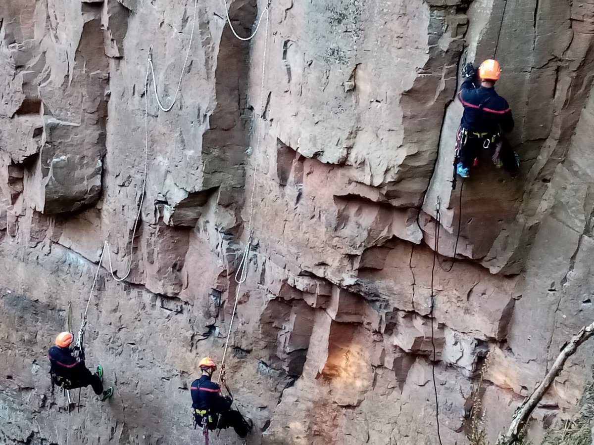 sdis67's tweet photo. [FORMATION] Stage #IMP1 intervention en milieu périlleux.
Poursuite du stage hier à Zinswiller et aujourd'hui au Wachfels à Obersteinbach : restitution des techniques acquises et évolution sur de nouveaux sites. ⛰️🧗
#GRIMP https://t.co/OVVjr7ZxBw