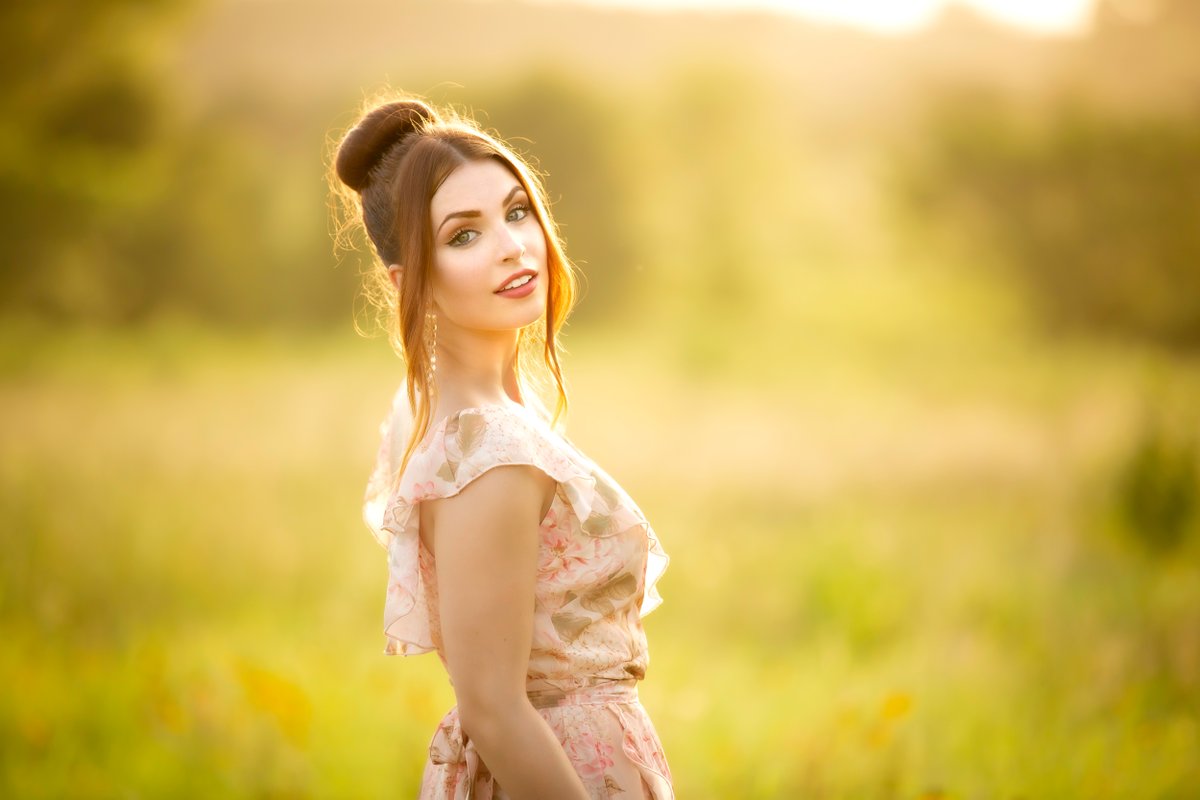 If opportunity doesn’t knock, 𝓫𝓾𝓲𝓵𝓭 𝓪 𝓭𝓸𝓸𝓻. 🤜🚪

📷: #BeneWallace
Floral Dress: <a href="/showmeyourmumu/">Show Me Your Mumu ❁</a> #KellieDuckett #AnnieJames
Earrings: <a href="/lulus/">lulu</a>

#ainsleyross #lulus #showmeyourmumu #influencer #motivation #anniejamesboutique #inspiration #quotes #qotd #potd