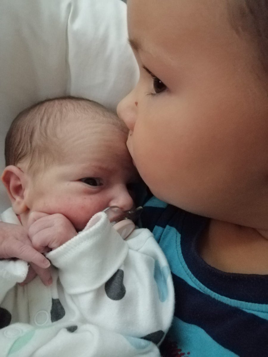 Pues aquí ya tenemos a la familia al completo, la mar de feliz con estos pedazos de hijos