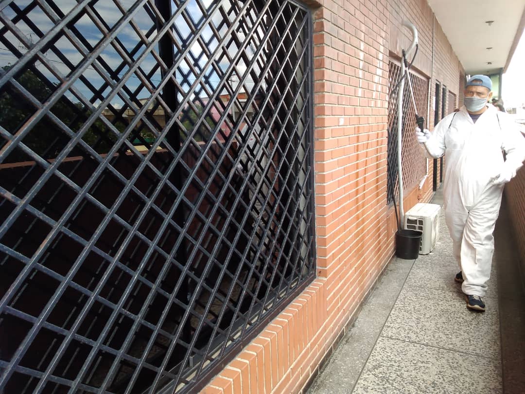 alcaldiajjm1's tweet photo. #9S Plan de desinfección en el edificio administrativo de la @AlcaldiadeMoron acciones implementadas por la Alc. @VillegasKarelia en la prevención del Covid-19 @rafaellacava10 @MinSaludVE @MinTrabajoVE @eduardopiate2 @SGGCarabobo @CentralReedan @felixvasquez_14

#6DVenezuelaElige https://t.co/PDNU4IZfuP
