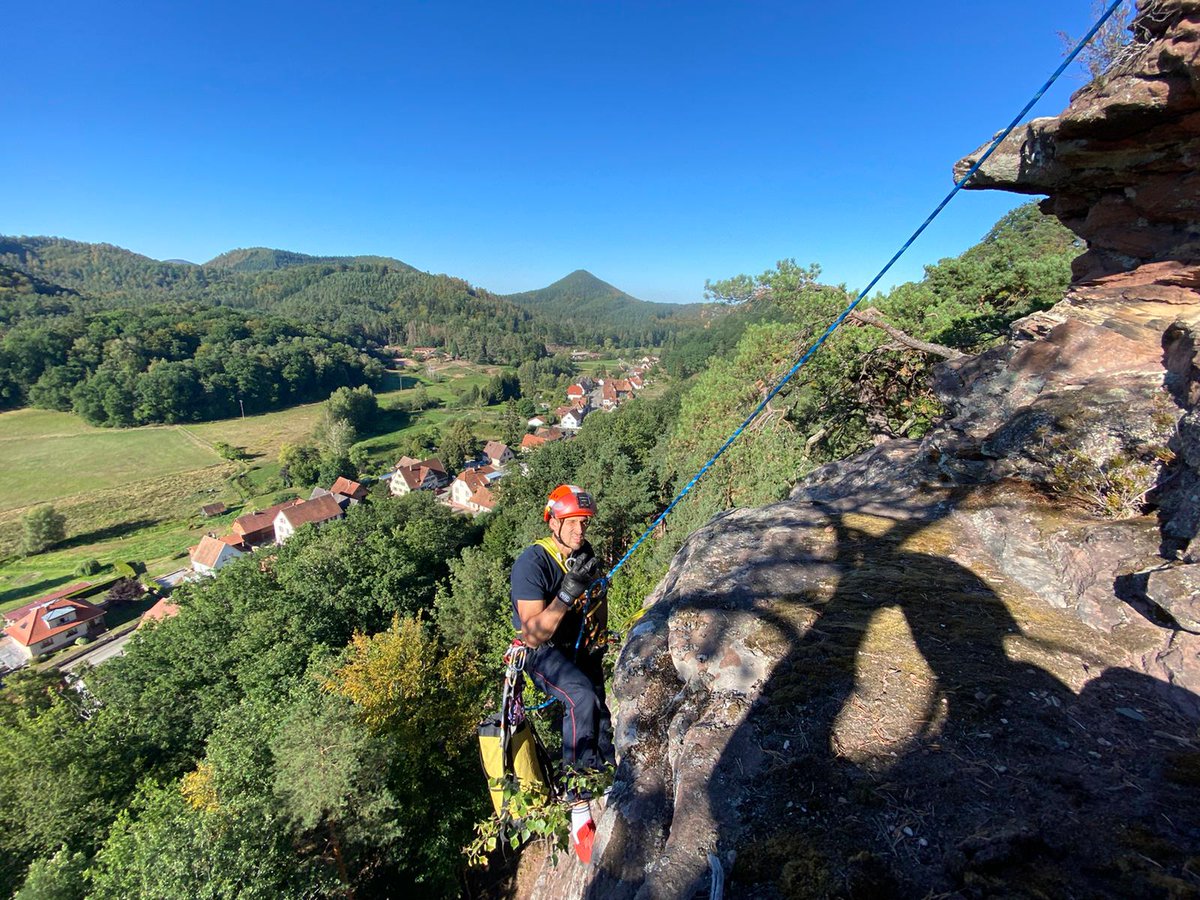 sdis67's tweet photo. [FORMATION] Stage #IMP1 intervention en milieu périlleux.
Poursuite du stage hier à Zinswiller et aujourd'hui au Wachfels à Obersteinbach : restitution des techniques acquises et évolution sur de nouveaux sites. ⛰️🧗
#GRIMP https://t.co/OVVjr7ZxBw