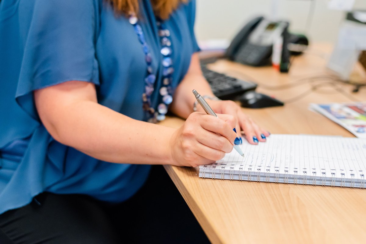 Welke #communicatieadviseur / #redacteur wil mooi werk verrichten voor scholen? Heb je een goede pen, oog voor beeld en projectleiderskwaliteiten? Reageer dan op onze #vacature: huiscommunicatie.nl/vacature