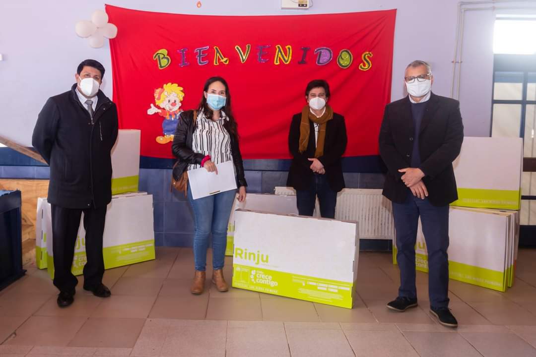 LlanquihueCL's tweet photo. 🟢 Alcalde de Llanquihue Víctor Angulo Muñoz participo de la entrega de juegos RINJU.

🟢 Este consiste en un set de apoyo al aprendizaje integral de niños y niñas de 3 a 4 años que cursan el primer nivel de transición de la escuela Gabriela Mistral de Llanquihue. https://t.co/ViNbOdgpD6
