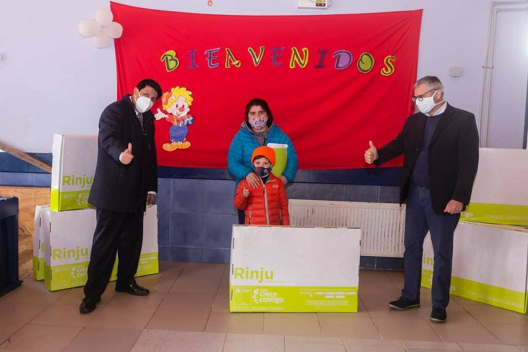 LlanquihueCL's tweet photo. 🟢 Alcalde de Llanquihue Víctor Angulo Muñoz participo de la entrega de juegos RINJU.

🟢 Este consiste en un set de apoyo al aprendizaje integral de niños y niñas de 3 a 4 años que cursan el primer nivel de transición de la escuela Gabriela Mistral de Llanquihue. https://t.co/ViNbOdgpD6