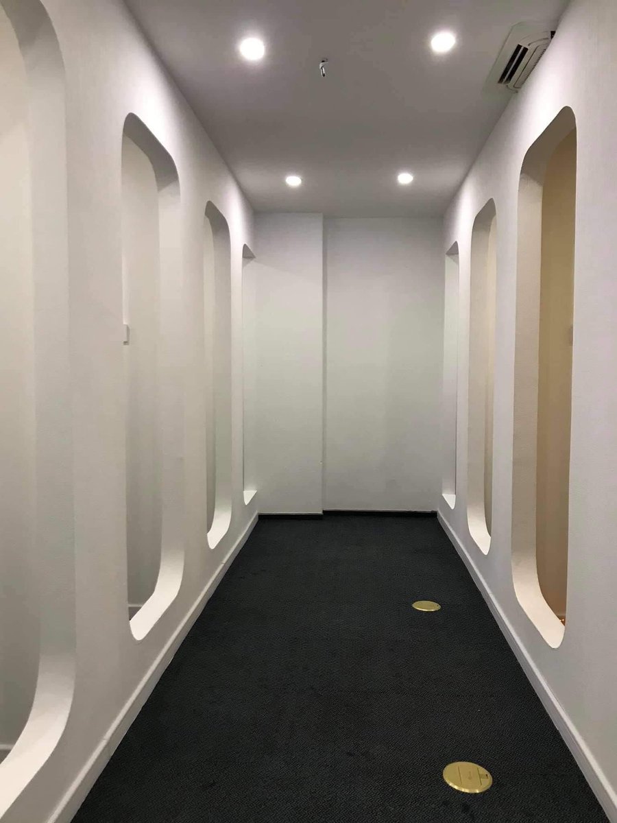 Багшийн дээд UBH center т байрлах 1 хүний оффис өрөөнүүдийг гэнээ. Ганцаараа төвлөрч суугаад гадаад хэл, төсөл, хичээл ном гээд өөрийгөө хөгжүүлэх зүйлсээ хийхэд тохиромжтой тухтай орчин.
Холбогдох утас нь 95401081
Цагийн хуваарь 08:00-20:00
Үнэ нь 
1цаг 2к
1өдөр 10к
1сар 200к гн