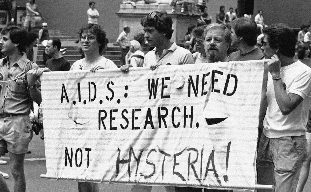 AIDs Crisis, US: 450,000 deaths (1980-2001 approx)Coronavirus is 42% of the way to totaling the amount of Americans killed in the AIDS pandemic.If we continue to avg 30,000 new cases/month, we would hit this total of Americans killed by AIDS in approximately 8.6 months