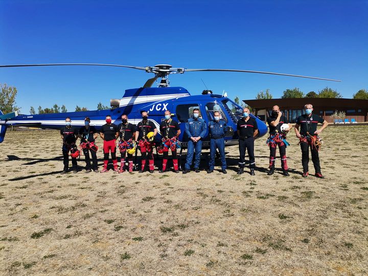 SDIS_55's tweet photo. Manœuvre conjointe de l équipe GRIMP et de l équipe NAUTIQUE avec l' Écureuil de la Gendarmerie sur le site de Madine Thématique hélitreuillage de victime d'un endroit inaccessible pour le GRIMP et d une Victime tombée l eau pour l équipe nautique https://t.co/b9JExGRFzf