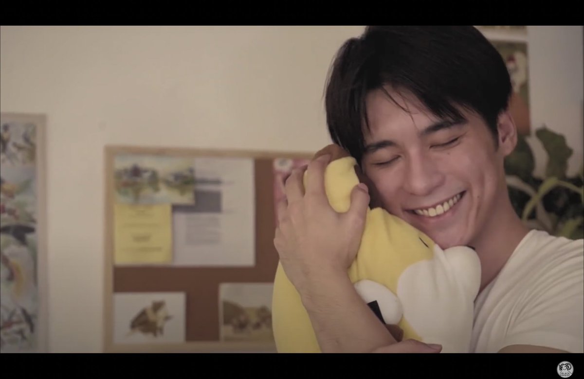 Micoという人物の背景に彩りを添える日本ｶﾙﾁｬ。気になってまとめてみた。①なんといってもまずはキツネぬい。嬉しいときも悲しいときも、いつだってMicoに寄り添い、時に原型をとどめぬ程に抱き潰されている。アタモト先生作『タヌキとキツネ』のキツネ。 #HelloStranger