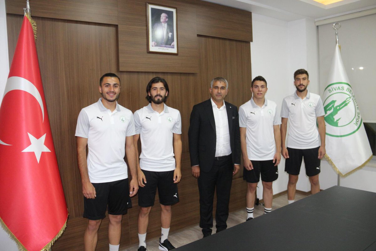 _hakangnc_'s tweet photo. Alt yapıda oynayan 4 Futbolcumuzla imza atarak profesyonel yaptık.. https://t.co/HvVNLYHcqr