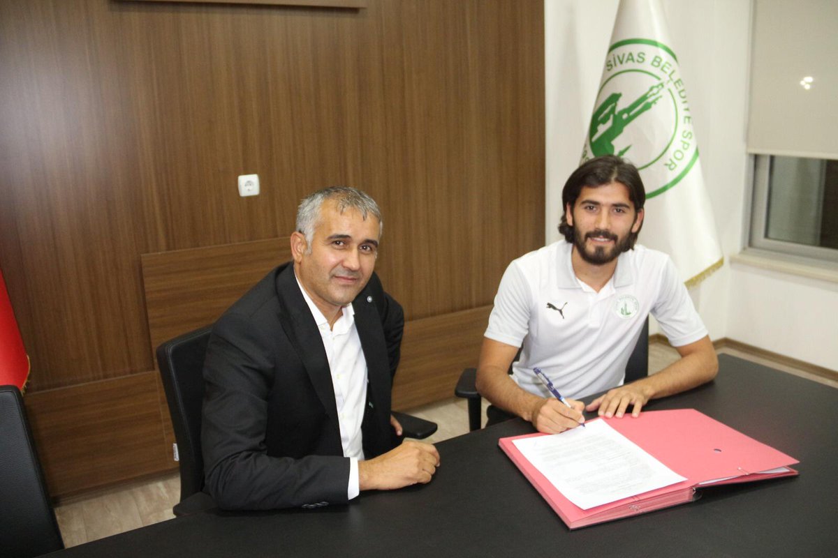 _hakangnc_'s tweet photo. Alt yapıda oynayan 4 Futbolcumuzla imza atarak profesyonel yaptık.. https://t.co/HvVNLYHcqr