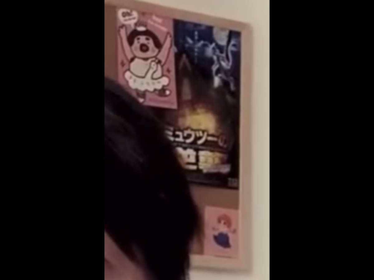 ② 毎回背景の壁に必ずあらわれる『劇場版ポケットモンスター ミュウツーの逆襲』ポスター 。ポケモンどれがいっちゃん好き？