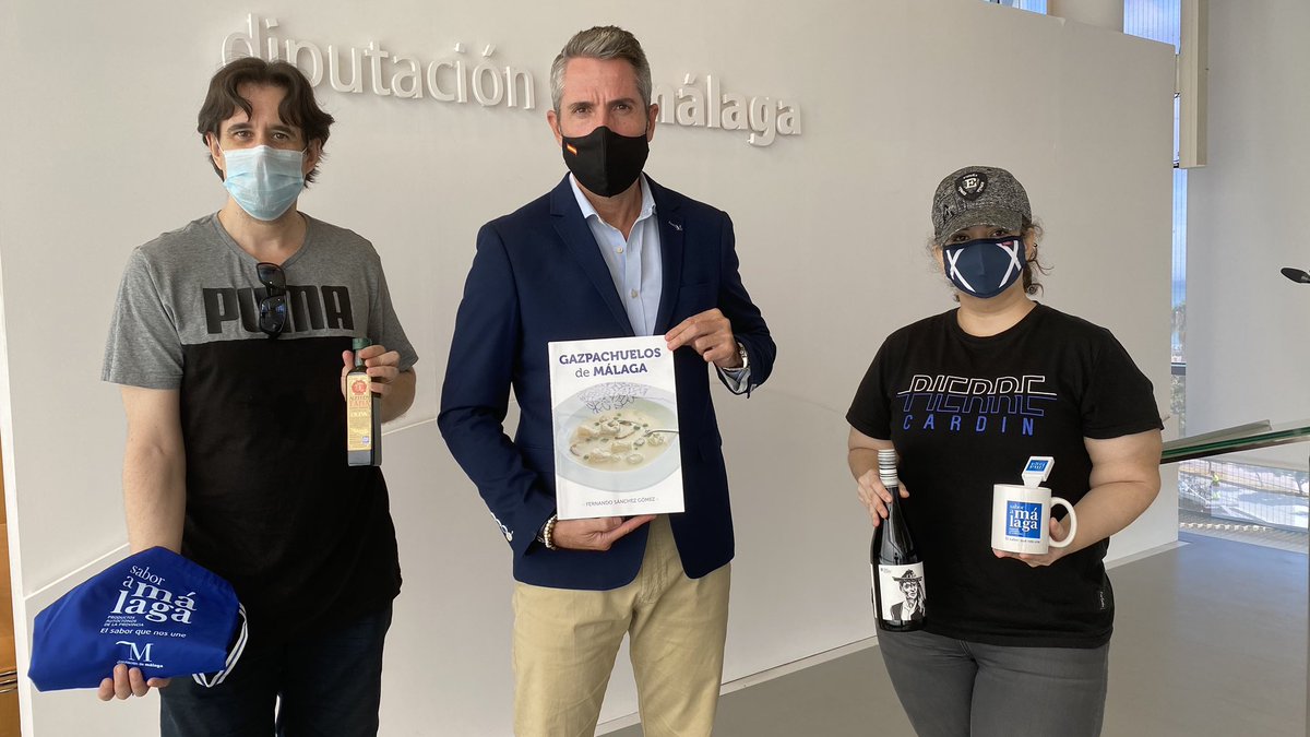LaCocinaDelSur's tweet photo. Gracias 😊 .@JCMaldonadoCs, Vpdte. de la @diputacionMLG y responsable del Área al que pertenece #SaboraMálaga, que nos hace entrega de los lotes de #CómeteElFestival @CocineroFer @recetasque https://t.co/kv5Bjx7p9u