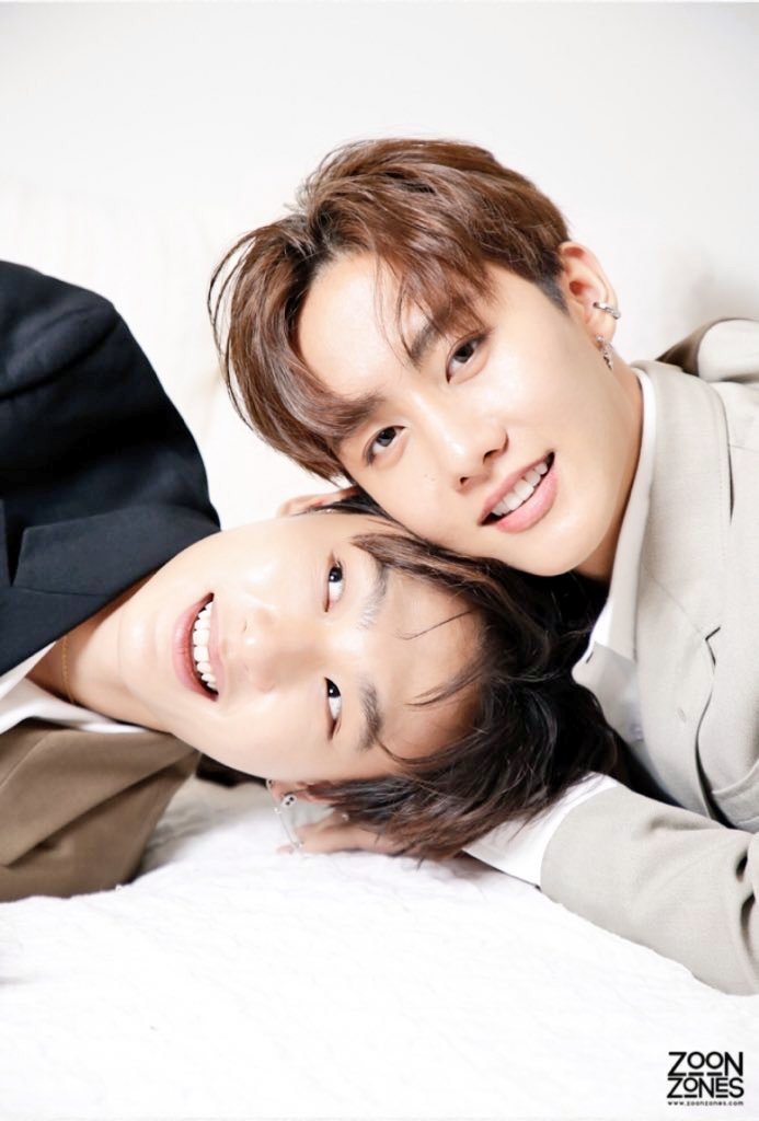 only_markgun's tweet photo. #ZoonzonesXMarkGun 
#MarkSiwat 
#AmmoforGN 
I can't breathe 😭😭 https://t.co/6UeaU4tjko