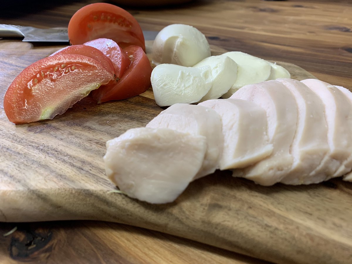 DietMan40's tweet photo. 超簡単で無駄におしゃれなのに実はダイエット飯というチキンとトマトのカプレーゼ。

材料全部をカットして順番に並べ、オリーブオイルと塩胡椒で味付けするだけ。お好みでレモンを絞ったら完璧！

本来は前菜だけど満足度高いからこれ1食でお腹いっぱいなっちゃう。 https://t.co/xqjymD0sut