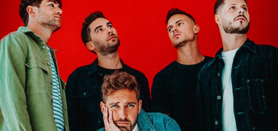 musicazul's tweet photo. [Noticias]

@youmeatsix estrenan vídeo para 'Makemefeelalive'. ¡No te pierdas a los ingleses tirándose de un avión y haciendo skydiving!

➡️ https://t.co/wumVznTPFK

#YouMeAtSix #Makemefeelalive https://t.co/n0Bh6OTUhU