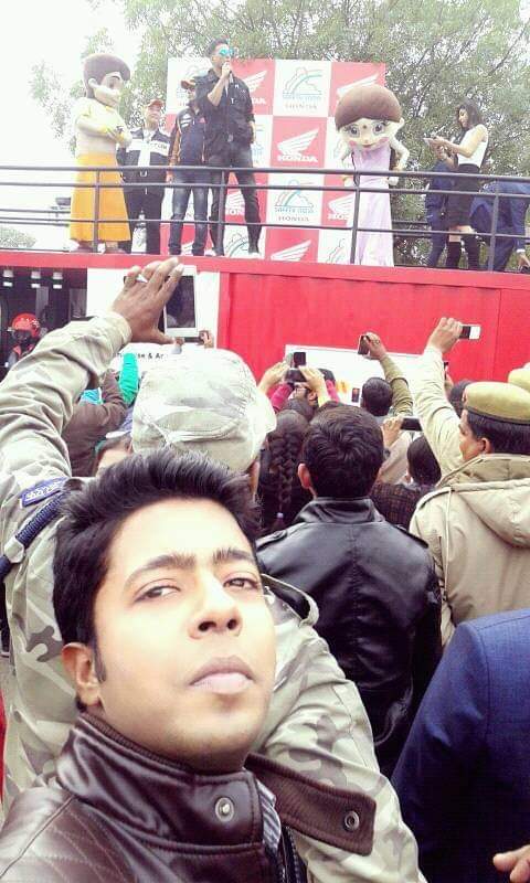 Happy Birthday Akshay Kumar sir. Mushkil se aapko selfie me capture kiya tha.    . Much much love 