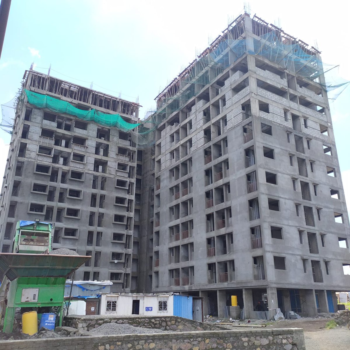 namrata_group's tweet photo. Site Update of #Happycity #Varale-
C Building - 12 slab in progress. External &amp; Internal wall plaster, Plumbing, Tiling in progress. Brickwork of 9th floor in progress.   
E Building - 10th Slab in completed. Brickwork completed till 2nd floor
.
#NamrataGroup #BuyFlatsInPune https://t.co/rWvgVT1g3Z