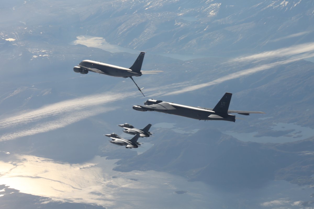 A KC-135 Stratotanker refuels a B-52 Stratofortress while escorted by Norwegian F-16s over the #NorwegianSea … dvidshub.net/r/vfrx93 #AirForce #Norway