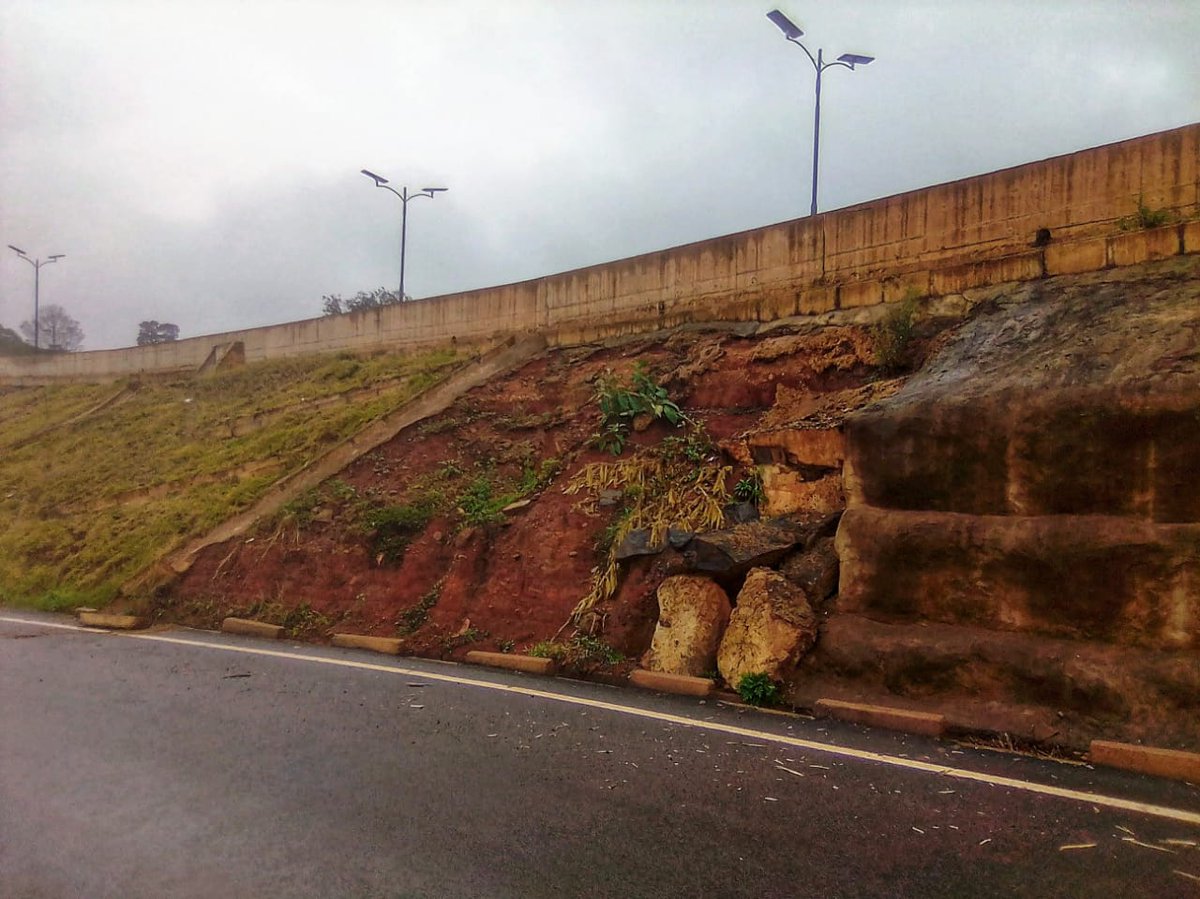  The Waiyaki Way-Red Hill link road might be the most shoddy new road project I've seen. Built by China Wu Yi ( @wu_ltd) at the cost of $6,000,000 per each of its 5 kms, parts of it may also be a public safety risk. A thread:cc  @Ma3Route  @KURAroads