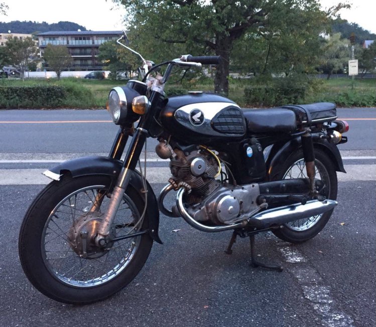 ca20002008's tweet photo. 1967年式のベンリィ125ccツインの兄弟車
CB・CD・CL・CS
CD・CSはシングルキャブにプレスフレーム
CB・CLはツインキャブにパイプフレーム
加速やフィーリングがどのように違うのか非常に気になりますね
乗り比べてみたい…🤤
#ベンリィ
#CB125
#CD125
#CL125
#CS125 https://t.co/LH5P93PeVf