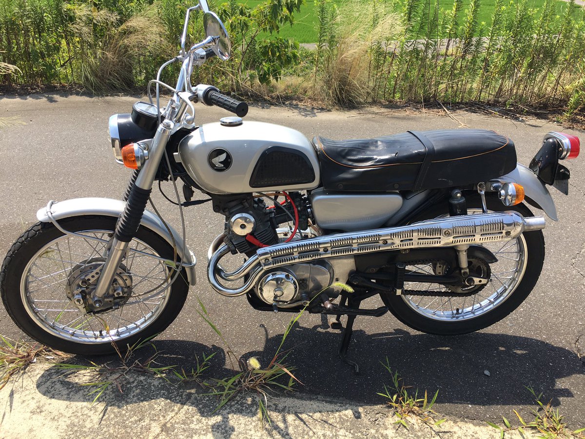 ca20002008's tweet photo. 1967年式のベンリィ125ccツインの兄弟車
CB・CD・CL・CS
CD・CSはシングルキャブにプレスフレーム
CB・CLはツインキャブにパイプフレーム
加速やフィーリングがどのように違うのか非常に気になりますね
乗り比べてみたい…🤤
#ベンリィ
#CB125
#CD125
#CL125
#CS125 https://t.co/LH5P93PeVf