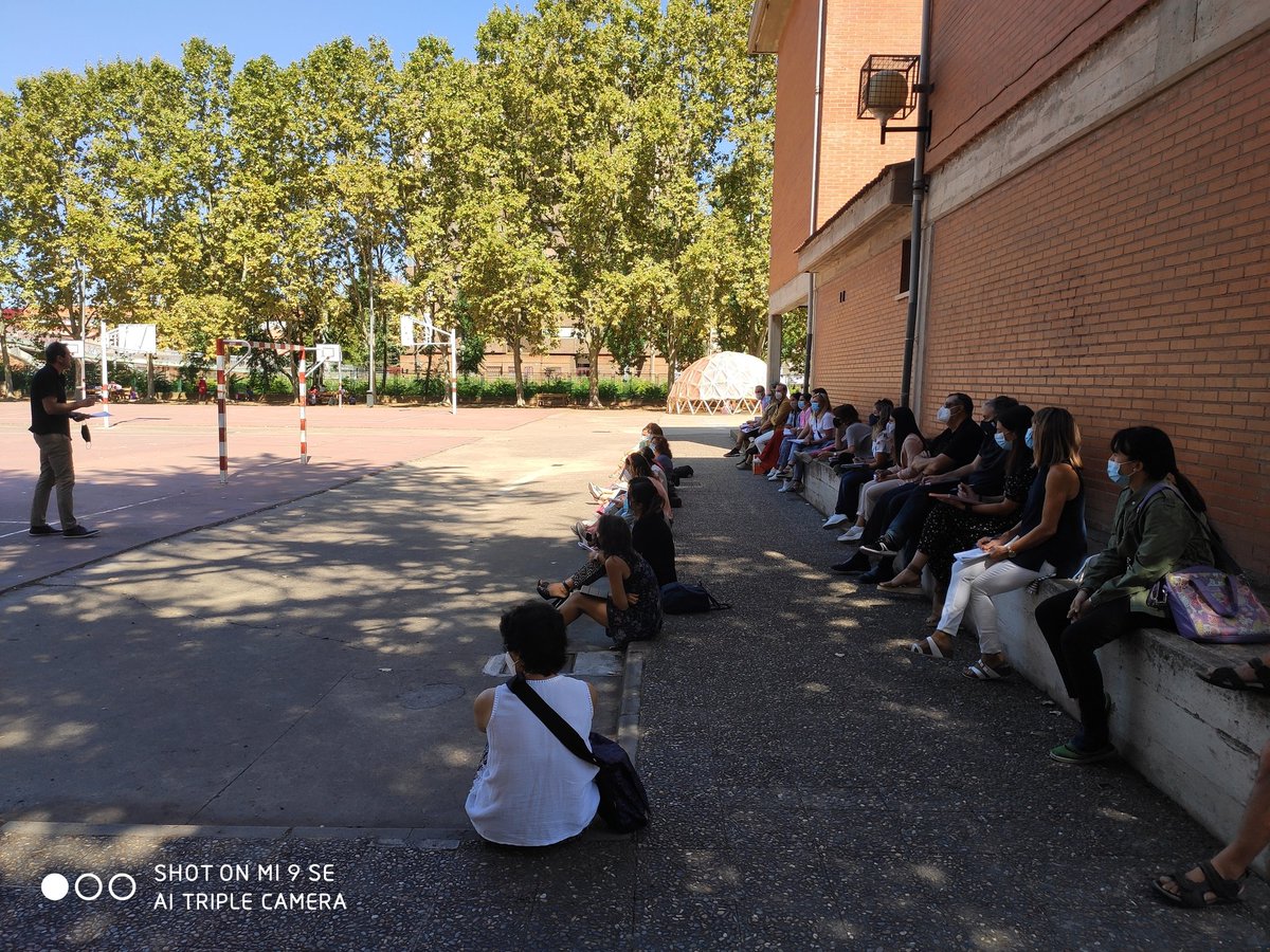 Las reuniones y los claustros en el patio!!!! Qué maravilla!!!! Qué siga el buen tiempo!!! <a href="/ColeLasGaunas/">ℂ𝔼𝕀ℙ 𝕃𝔸𝕊 𝔾𝔸𝕌ℕ𝔸𝕊</a> #VueltaAlCole #VueltaAlColeSegura #VueltaAlCole2020