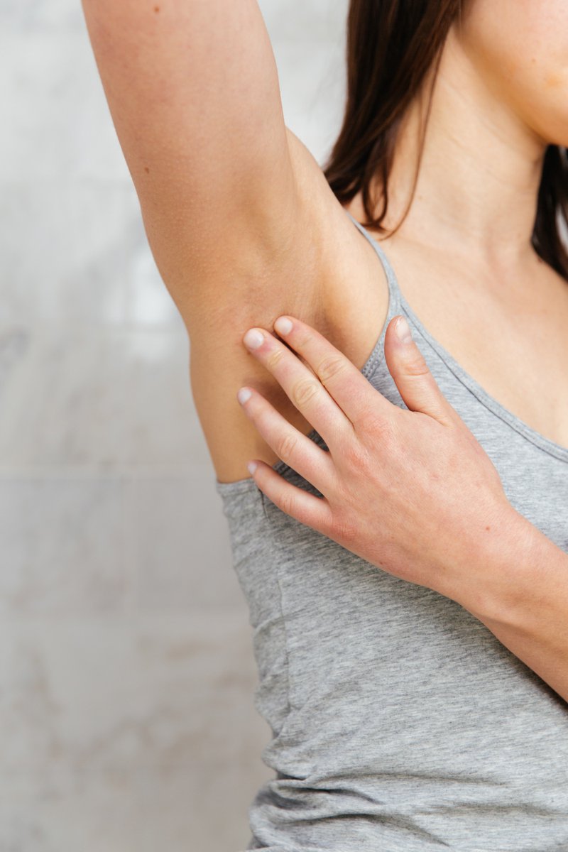 UnderarmBalm's tweet photo. New to natural cream deodorants? Application is easy!

1. Use a finger to scoop out a wee dab.
2. Distribute the dab between your fingertips.
3. Apply to each underarm.
4. Enjoy the fresh feeling! https://t.co/LHBVpF7grw