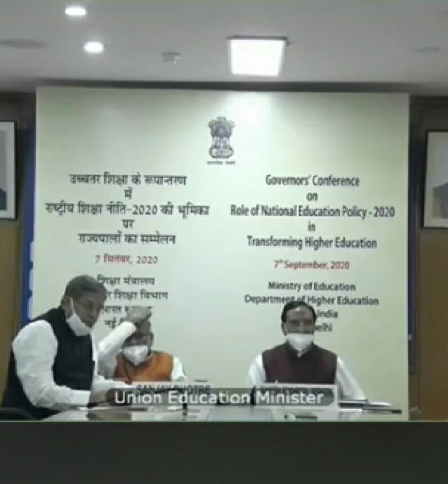 sravani654's tweet photo. #PrayForNEETStudents
#NEET 
Hey everyone 🙌
We hv been wearing mask in the wrong way❌ 
✅ Learn frm our "edu minister" sitting in AC room🤐

How the hell do u think tht we can wear a mask for 4-6 hrs , wear gloves &amp; bubble in OMR 😠

Supply us O2 cylinders too🙄
FYI, O2=oxygen🤭 https://t.co/zb2IwuShp6