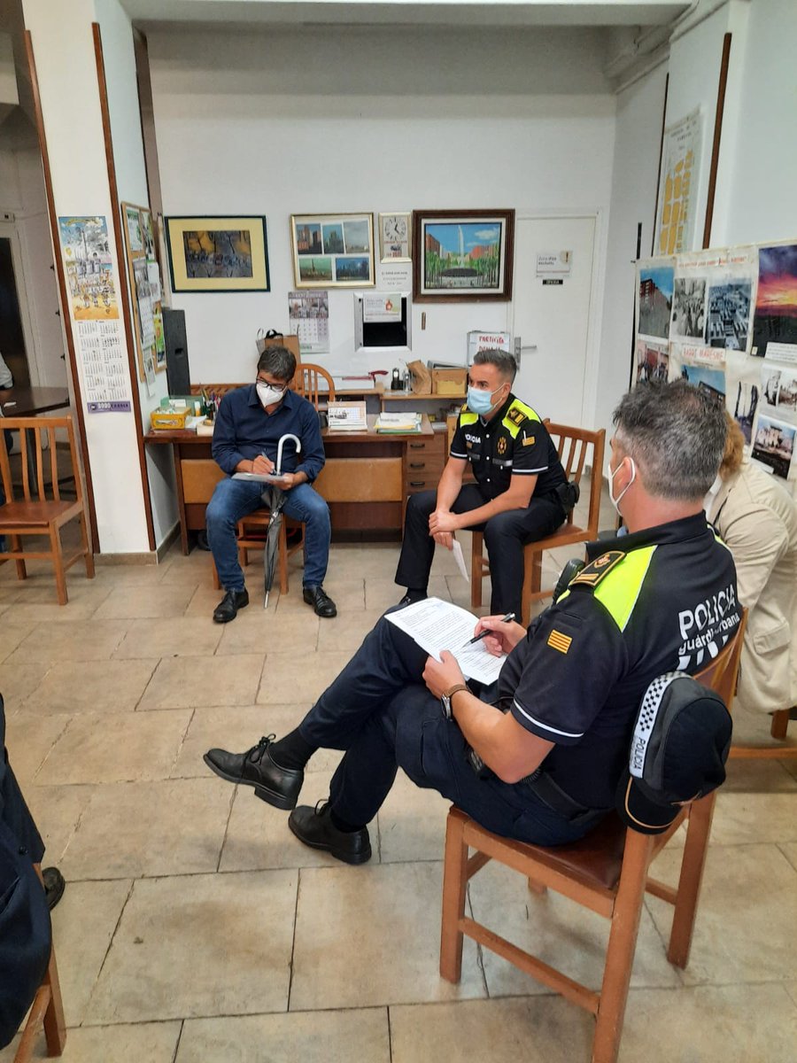 Avui visitem barris de Besòs i Maresme amb <a href="/david_escude/">David Escudé /❤️</a>, regidor del districte @bcn_SantMarti i l'Intendent Major cap de <a href="/barcelona_GUB/">Barcelona Guardia Urbana Bici - Paròdia</a>, Pedro Velázquez. Ens reunim amb les dues associacions de veïns i veïnes per treballar plegats els temes de #convivència i #seguretat.