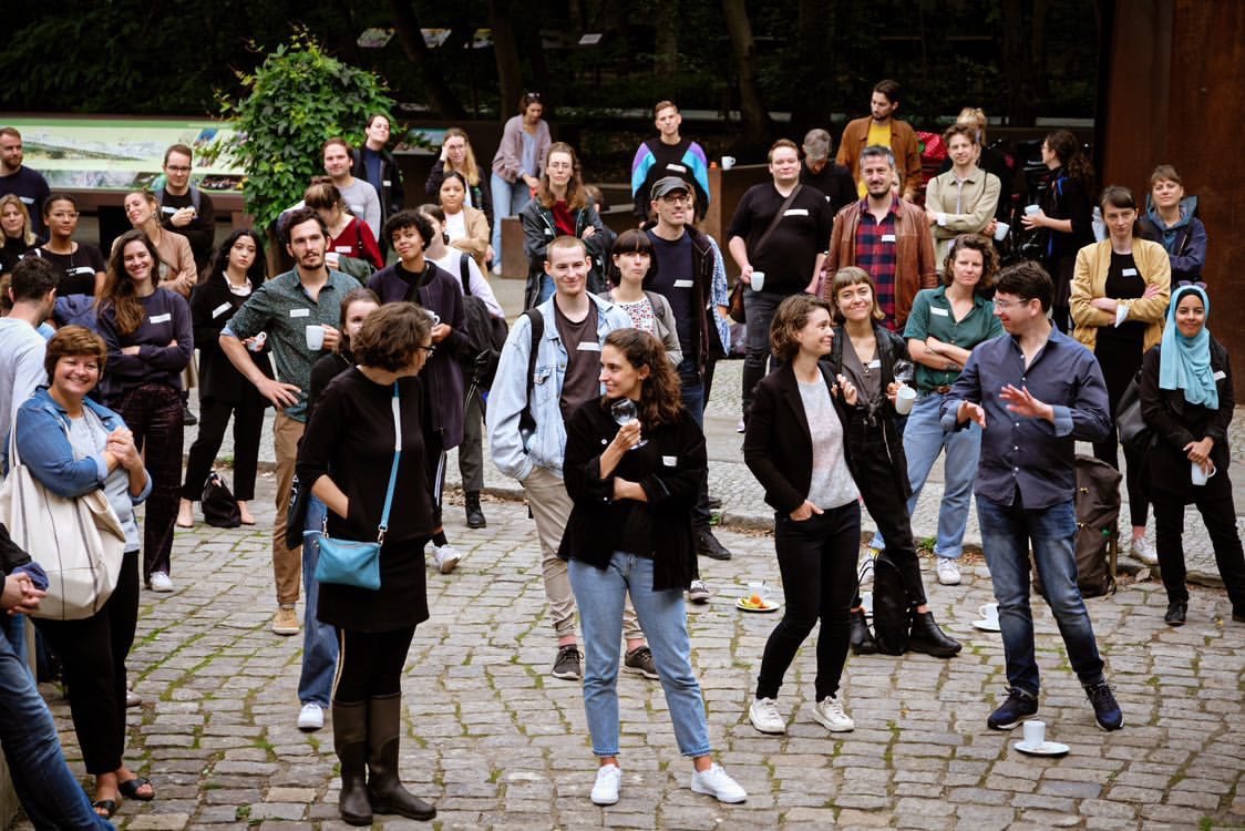 Jochen's tweet photo. Wir haben uns vermisst! Heute treffen sich 100 Redakteurinnen und Redakteure von @zeitonline zum 1. Mal seit März an einem Ort. Das geht nur in einem Park. Tagsüber organisieren wir Freiluft-Workshops. Um vier gibt es Bier. #coronalife #zoomfatigue #distantsocializing https://t.co/JDKgIIj6av