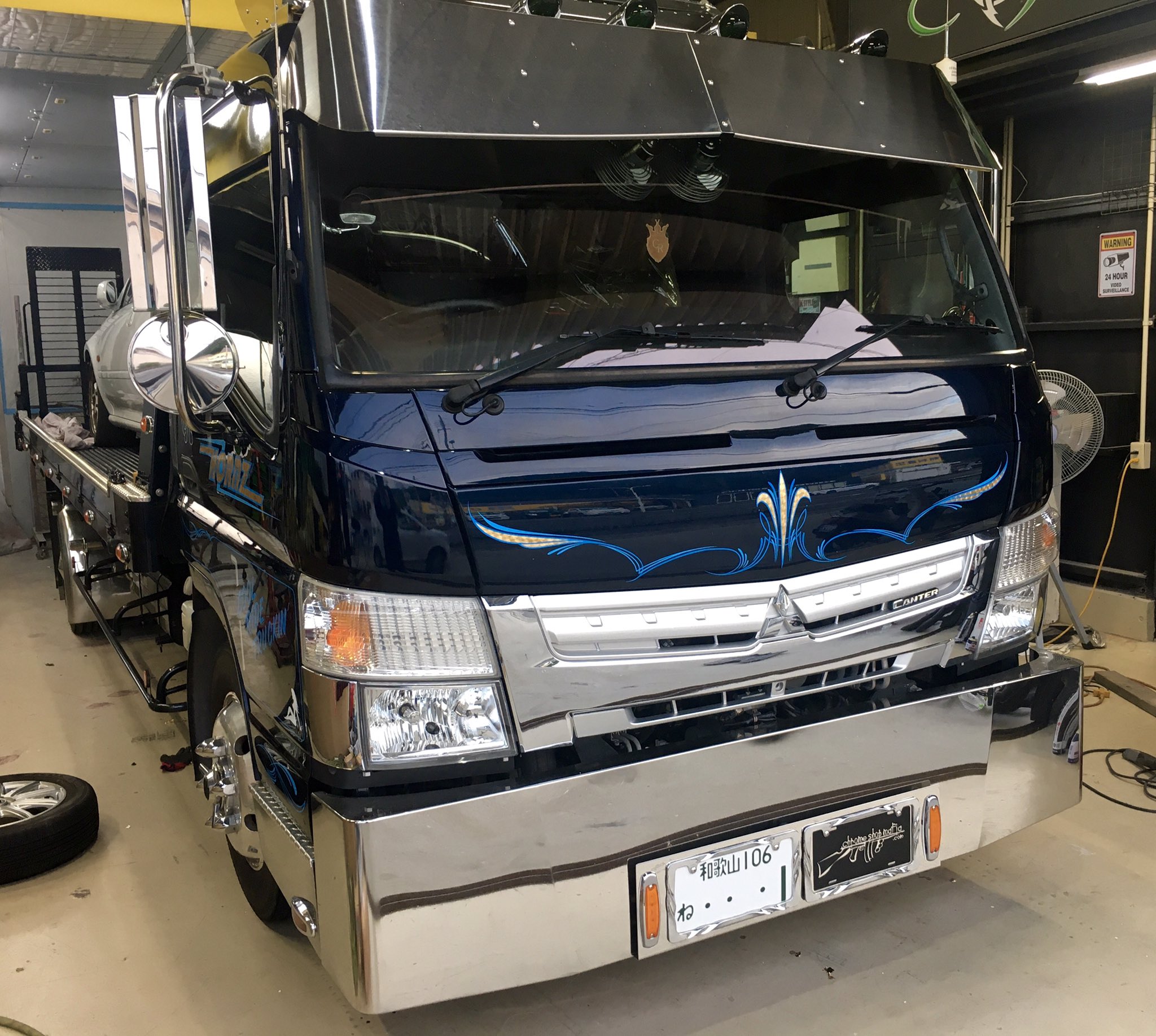 ピンストライプsho A Tuwita こんばんは 今週頭から有田郡のhornzさんにて出張作業させて頂きました ショップの積載車です ボディ全体にゴールドリーフ ピンストライプ レタリング イラストを施工させて頂きました オーダーありがとうございました また ピンストライプsho A Tuwita こんばんは 今週頭から有田郡のhornzさんにて出張作業させて頂きました ショップの積載車です ボディ全体にゴールドリーフ ピンストライプ レタリング イラストを施工させて頂きました オーダーありがとうございました また