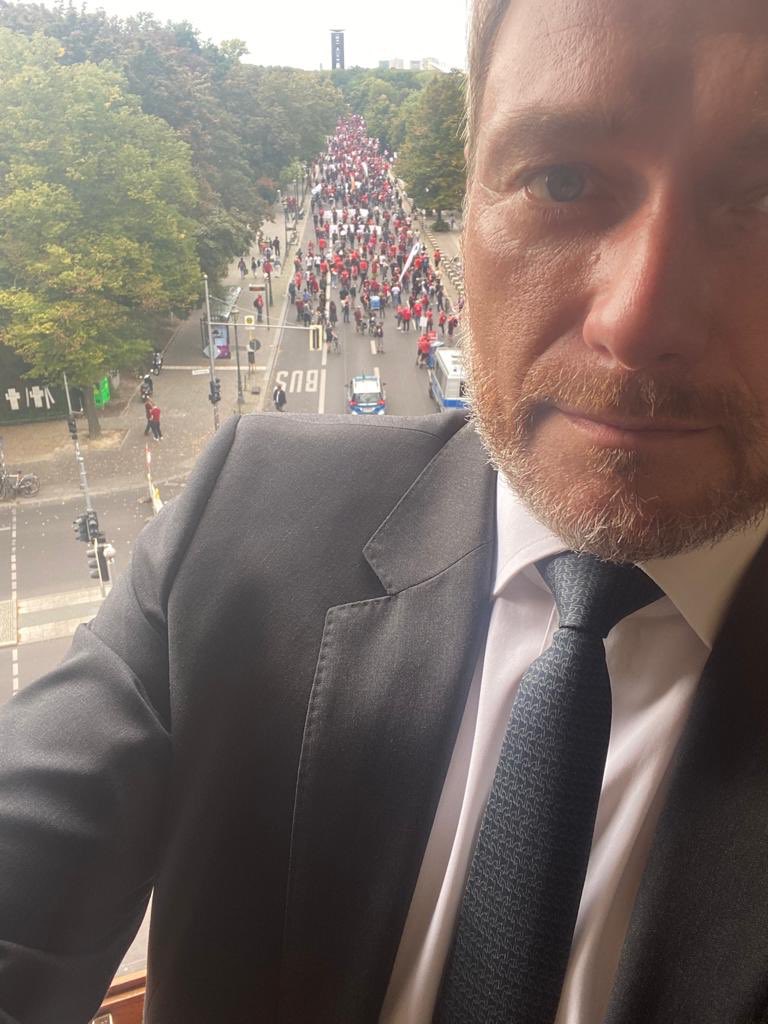 c_lindner's tweet photo. Die Veranstaltungsbranche zeigt bei #AlarmstufeRot, dass Gesundheitsschutz bei Demo geht. Mit dieser Sorgfalt können auch Events wieder möglich werden. Und als eine Hilfe schlagen wir vor, die Verluste 2020 z. B. über die Steuer mit den Gewinnen 2018 und 2019 zu verrechnen. CL https://t.co/vNL3Xv2Hui