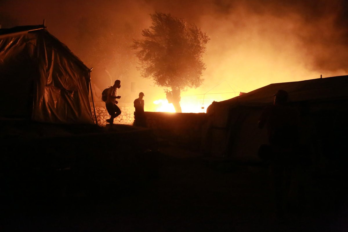 UNICEFDK's tweet photo. Moria-lejren på Lesbos, der blandt andet er midlertidig hjem for 4.000 børn, er brændt ned.

Sammen med lokale partnere har vi åbnet et nødherberg, der allerede huser gravide kvinder, behandlingskrævende personer og 150 uledsagede mindreårige. #MoriaCamp https://t.co/8ZZMi5DMvT