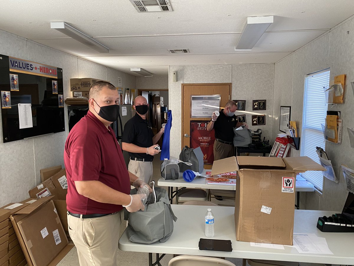 ResterSean31's tweet photo. Team Mobile checking out their Beat the Heat packages! @TBHCDelivers https://t.co/6npKJ7saKT