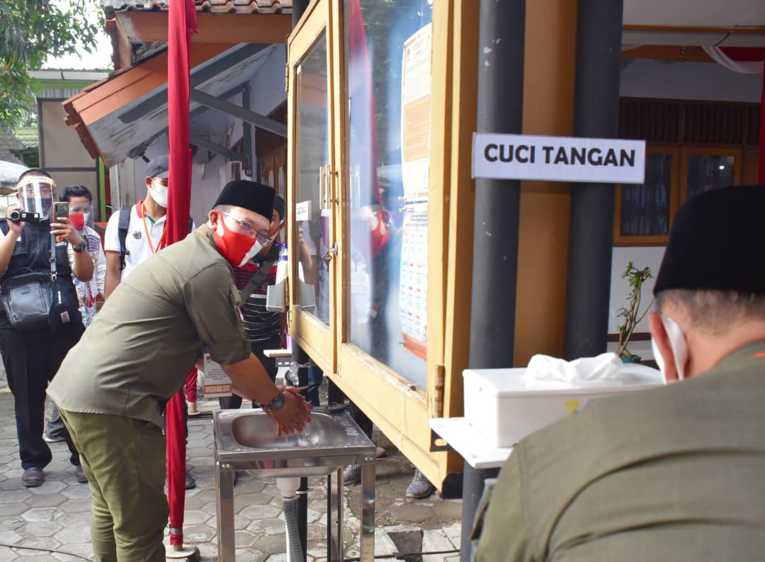 IskandarAwe's tweet photo. Janganlupa Kenakan Masker dan cuci tangan sebelum dan sesudah melakukan kegiatan

Ingat saling menjaga lebih baik😊

#pemalang #pkbpemalang #pemalanghits #pemalangbissa #pemalangjuara https://t.co/DG4sjcjlFX