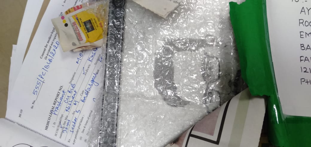 NithyaThevar's tweet photo. @MarutiCourier 20102100287850 
Got delivered today 09.09.2020 but unfortunately the photo frame is completely damaged&amp;glass broken into pieces. This is unexpected from your service.The portrait was a gift ordered by the client and this definitely cost me so much 
worst experience https://t.co/7Bds3Q5O5W