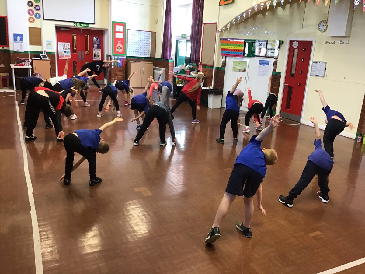 PrimaryNewton's tweet photo. Lots of smiles from Topaz Class! #letsdance @RhythmixDance1 https://t.co/5MO6YeUvtV