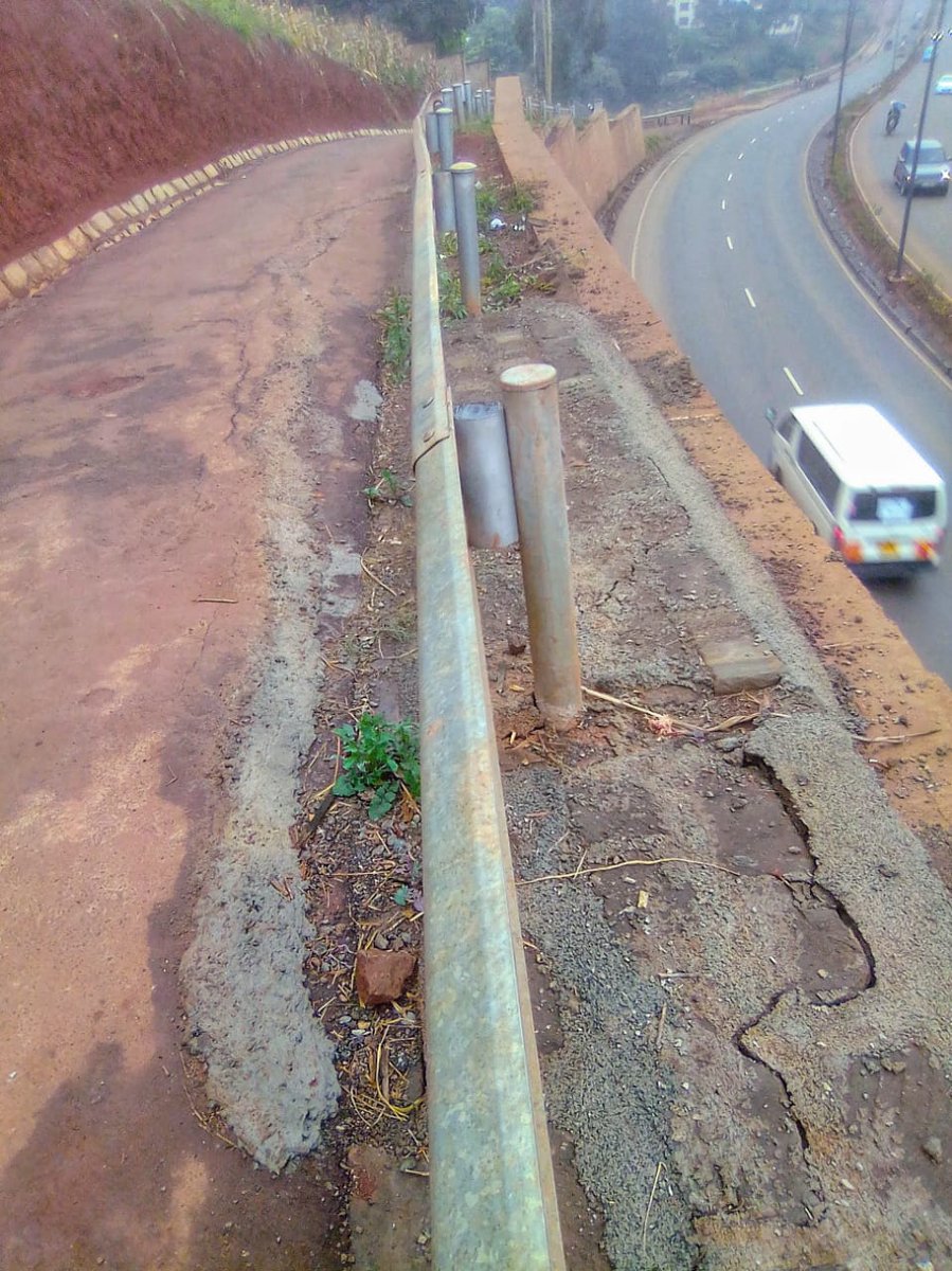 Even solid poured cement retaining walls risk collapse if enough water is behind it.  @KURAroads,  @KeNHAKenya, and  @TransportKE engineers know this too.. these photos show they do. They started fixing the threat of erosion behind this wall, but didn't finish before the rain.