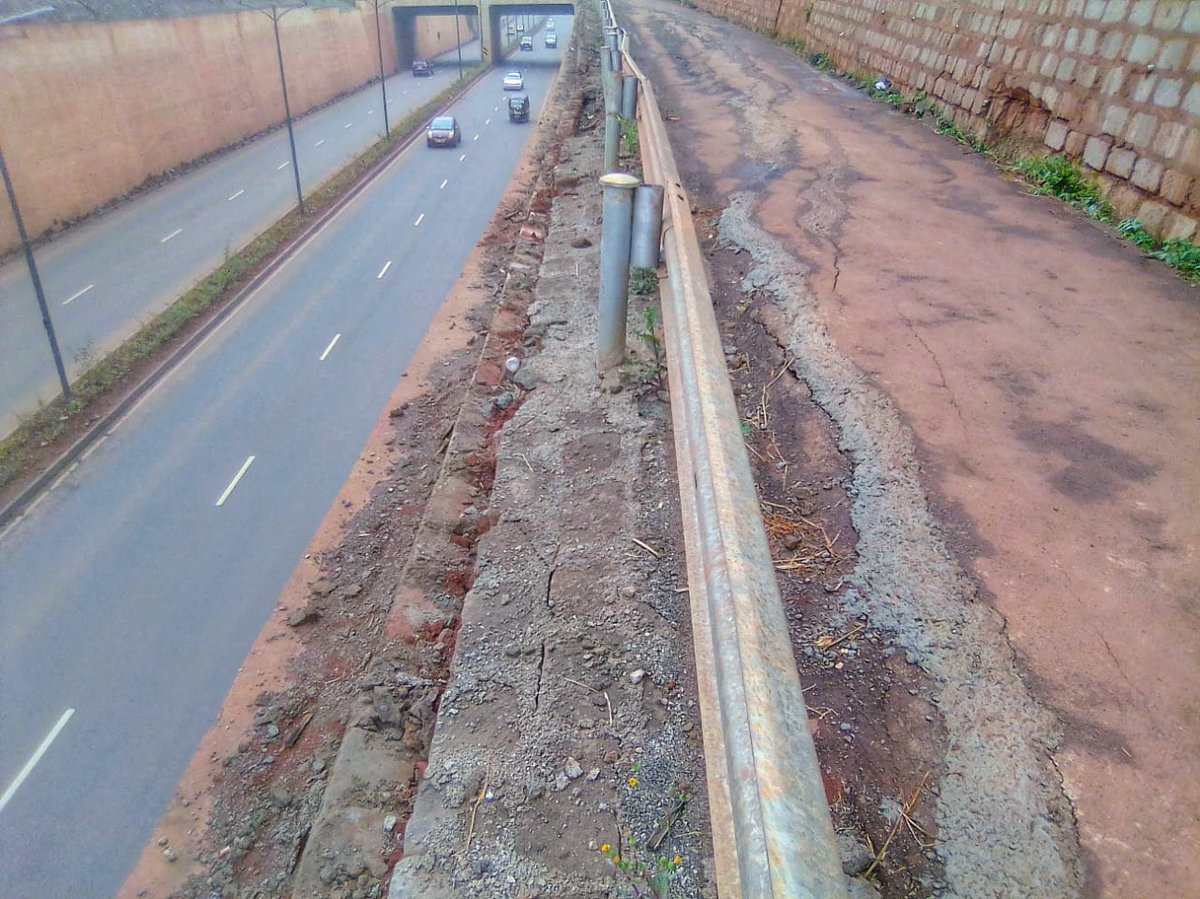Even solid poured cement retaining walls risk collapse if enough water is behind it.  @KURAroads,  @KeNHAKenya, and  @TransportKE engineers know this too.. these photos show they do. They started fixing the threat of erosion behind this wall, but didn't finish before the rain.